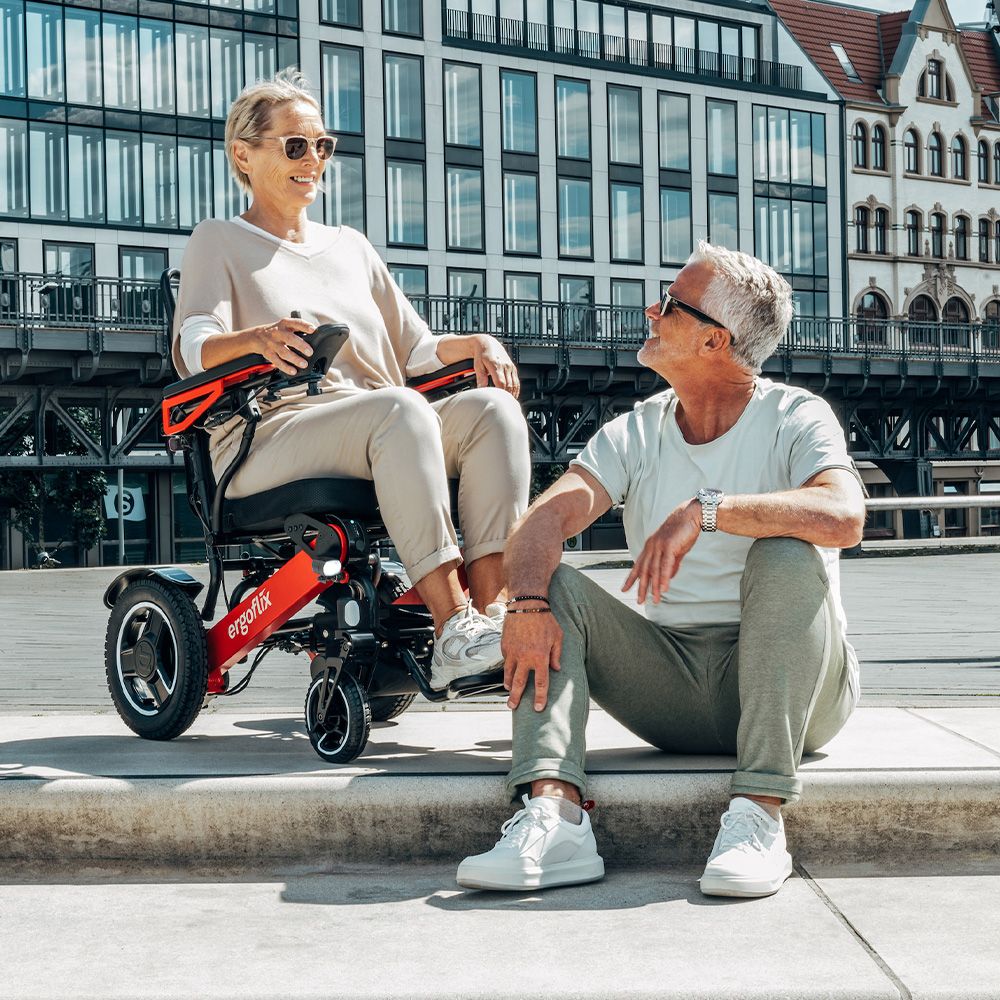 Frau unterhaelt sich in einem Ergoflix LX sitzend mit einem sitzenden Mann 1236476