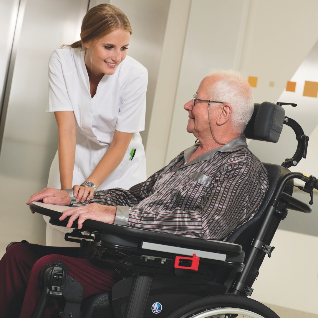 Inovys Pflegerollstuhl mit Tisch